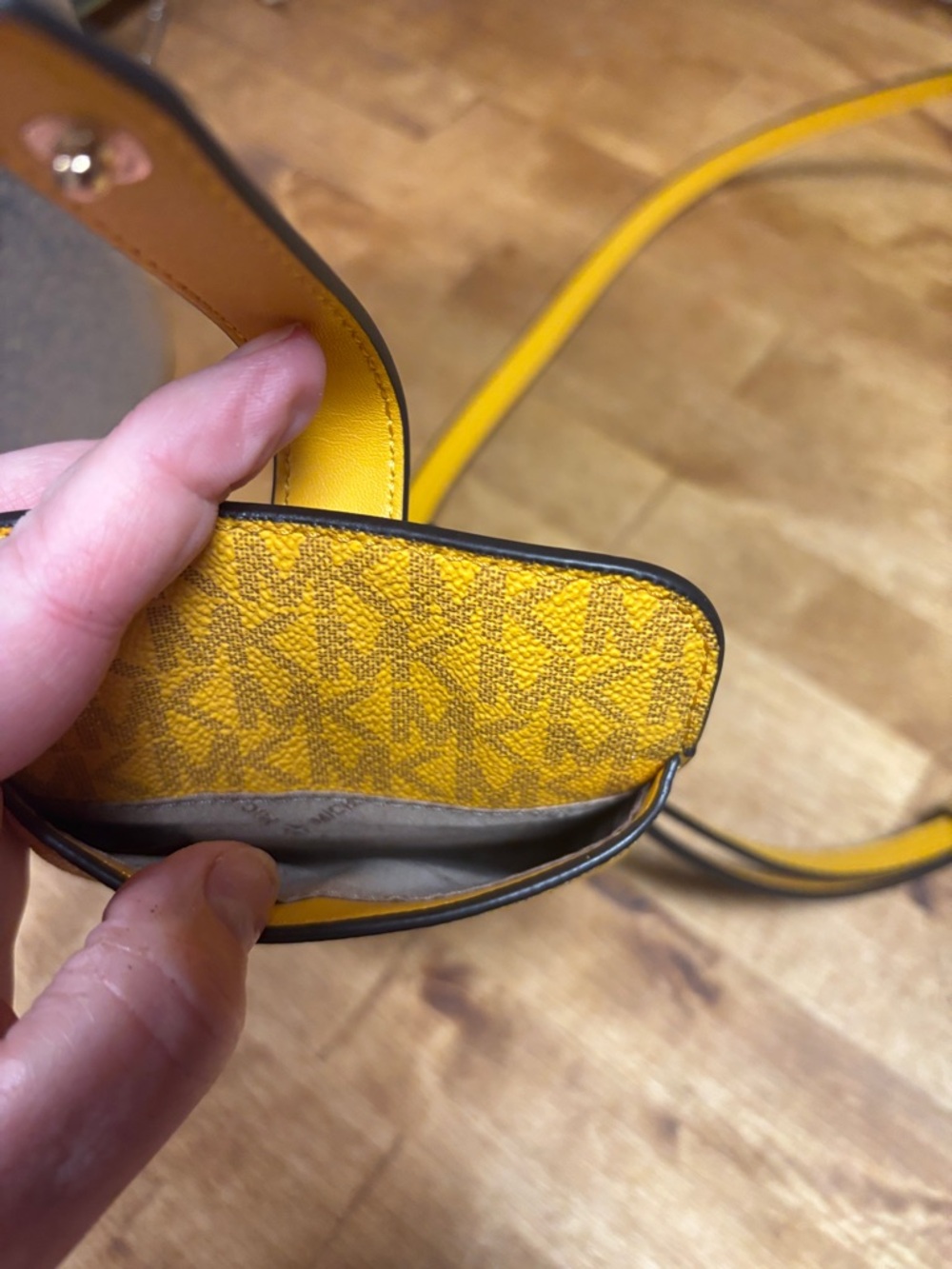 Michael Kors jasmine jet set Yellow MK Monogram Crossbody phone &  card holder - Picture 7 of 12